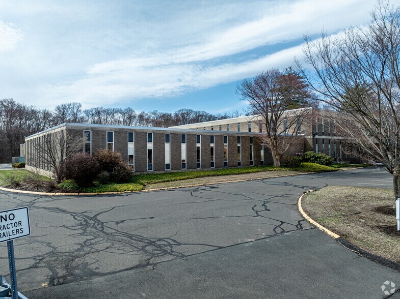 More Photos Of 2 Elm St, Windsor Locks Office For Lease