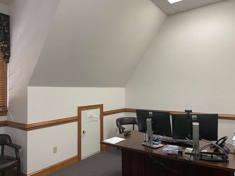 More Photos Of 7319 Martin St, Gloucester Office For Sale
