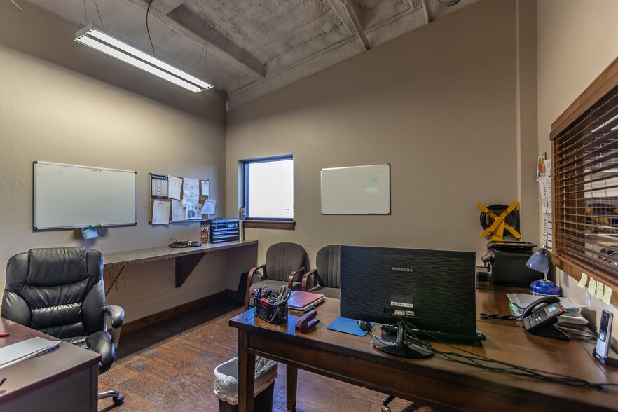 More Photos Of 1520 E Eagle Rd, Weatherford Light Manufacturing For Sale