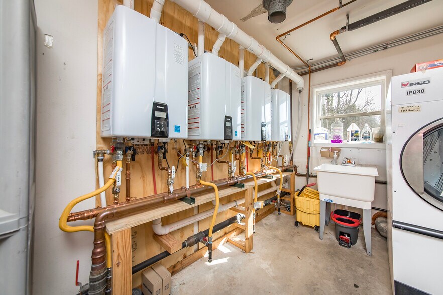 More Photos Of 8546 Edgemont Rd, Greers Ferry Hotel For Sale