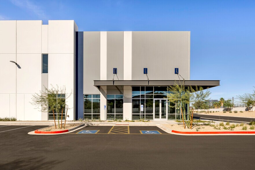 More Photos Of 4833 E Washington St, Phoenix Warehouse For Lease