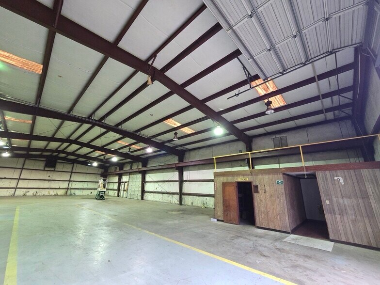 More Photos Of 11918 Adel Rd, Houston Warehouse For Lease