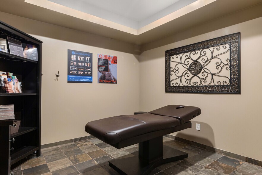 More Photos Of 11464 Space Center Blvd, Houston Freestanding For Sale