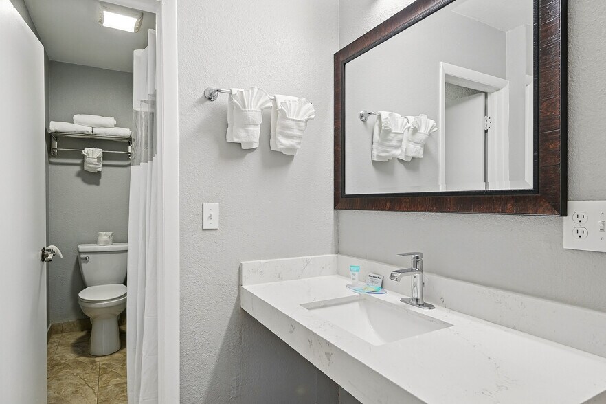 More Photos Of 91 E Main St, Bicknell Hotel For Sale