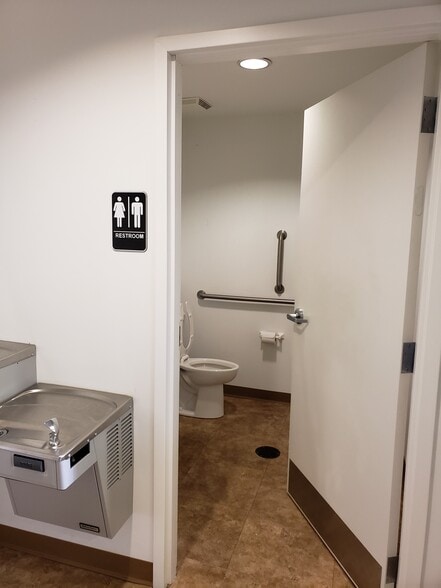 More Photos Of 2979 Lindbergh Blvd, Springfield Storefront Retail Office For Lease
