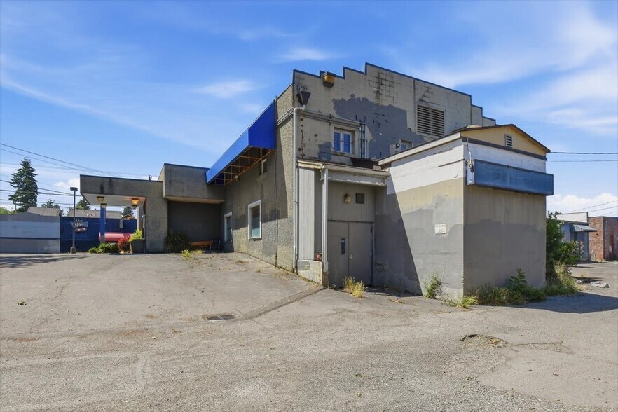 More Photos Of 10310 Aurora Ave N, Seattle Warehouse For Sale