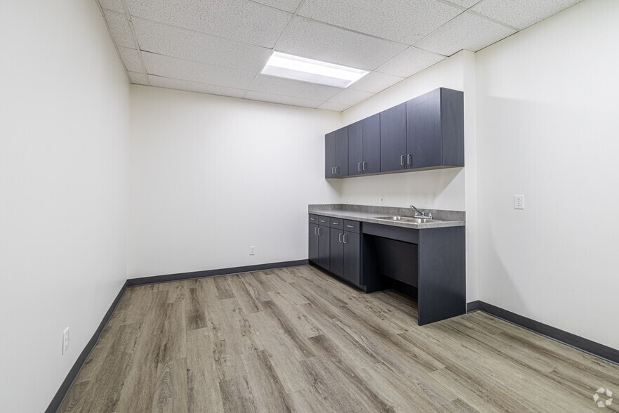 More Photos Of 2307 Springlake Rd, Farmers Branch Unknown For Lease