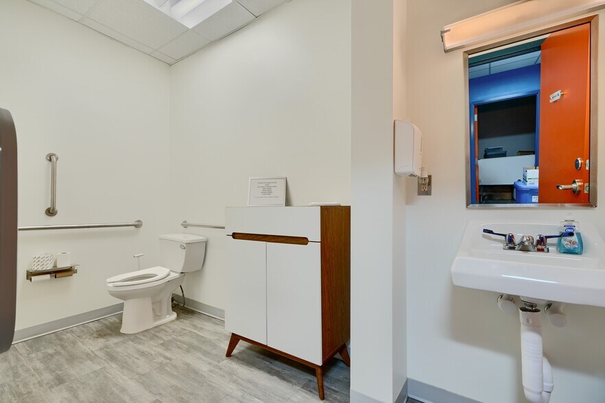 More Photos Of 11 Center Pl, Dundalk Office For Sale