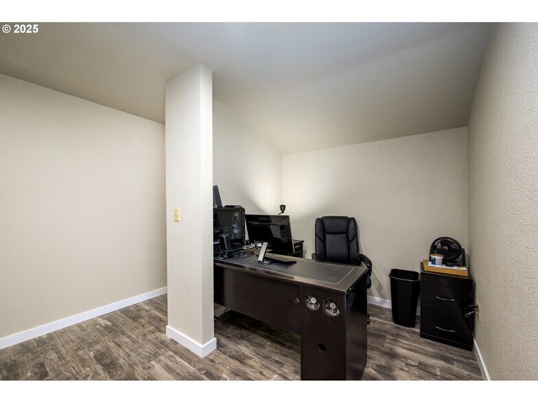 More Photos Of 161 Heritage Way, Roseburg Light Manufacturing For Sale