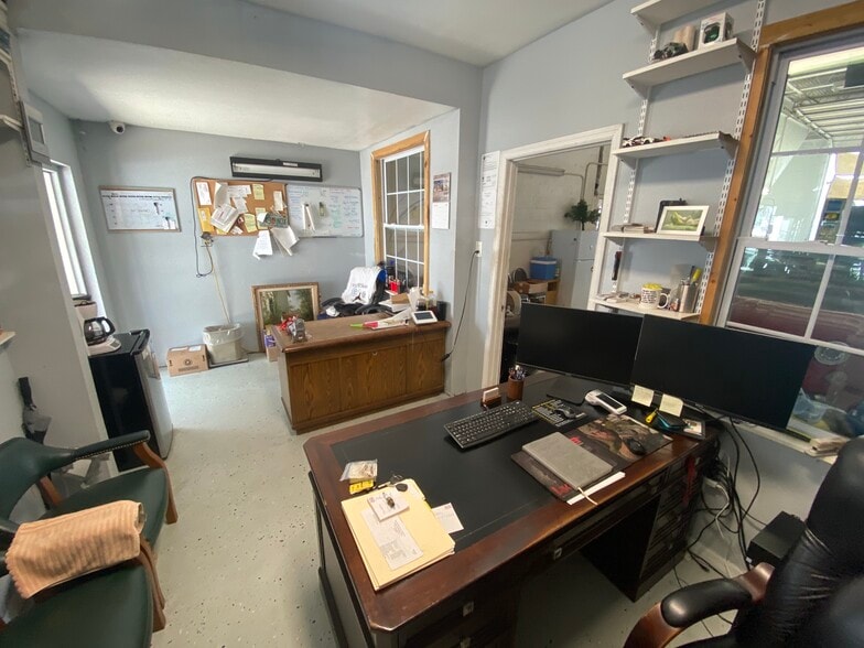 More Photos Of 5671-5675 McIntosh Rd, Sarasota Service For Sale