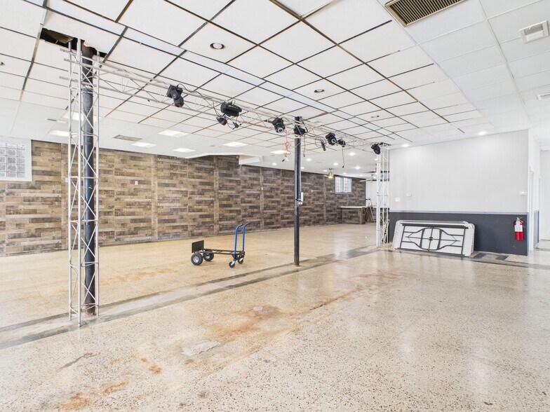 More Photos Of 1800 W Pershing Rd, Chicago Restaurant For Lease