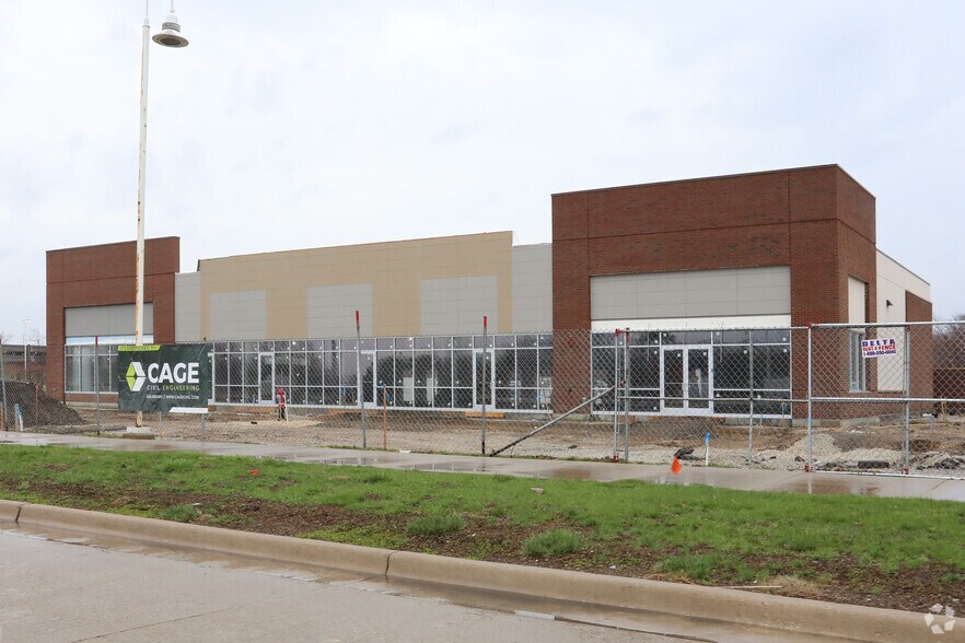 More Photos Of 751 N Milwaukee Ave, Wheeling Freestanding For Lease