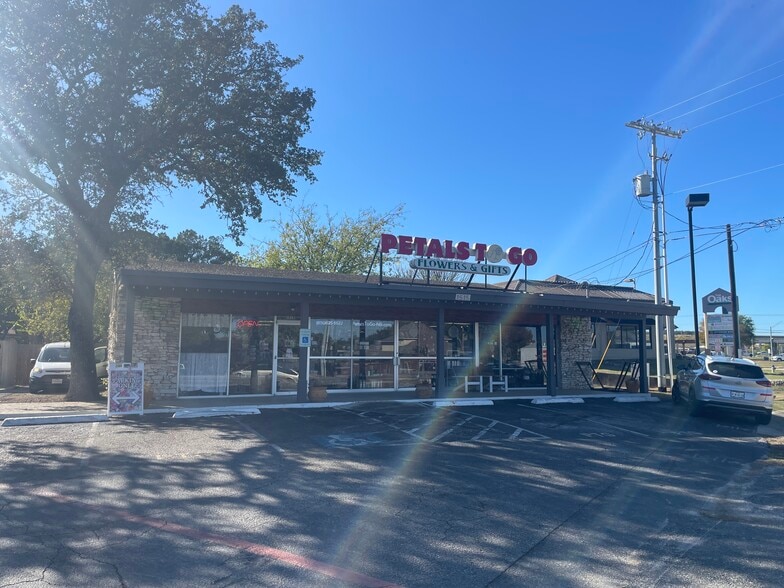 More Photos Of 1515 N Walnut Ave, New Braunfels Freestanding For Lease