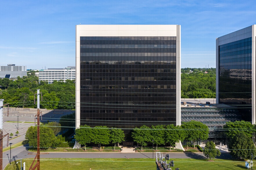 More Photos Of 399 Thornall St, Edison Office For Lease