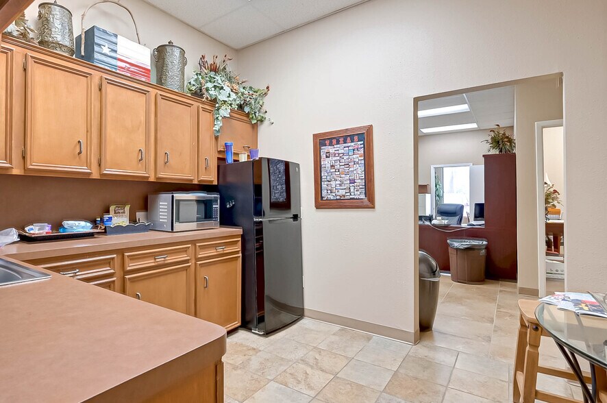 More Photos Of 3512 Avenue I, Rosenberg Office For Lease