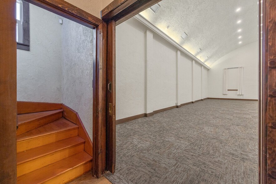 More Photos Of 128 S E St, Exeter Storefront For Sale