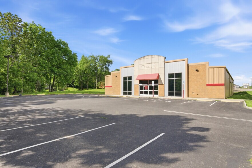 More Photos Of 800 W Main St, Radford Freestanding For Sale