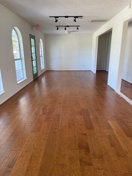 More Photos Of 33418 Lago Vista, Magnolia Office For Lease