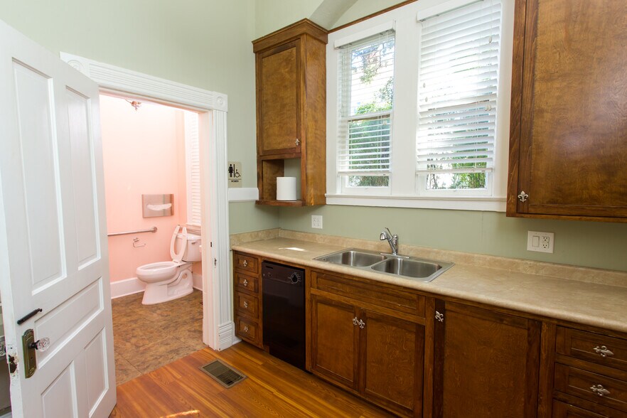 More Photos Of 921 N Palafox St, Pensacola Office For Sale