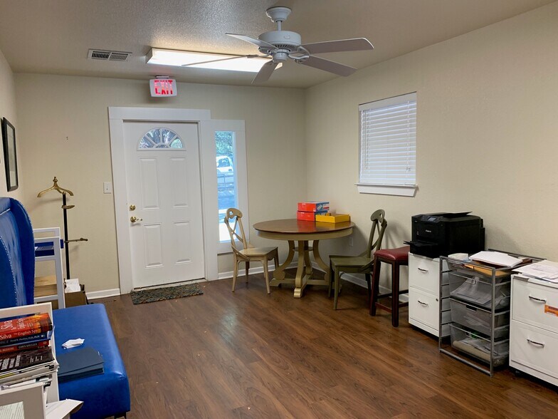 More Photos Of 207 Lake Rd, Belton Office For Lease