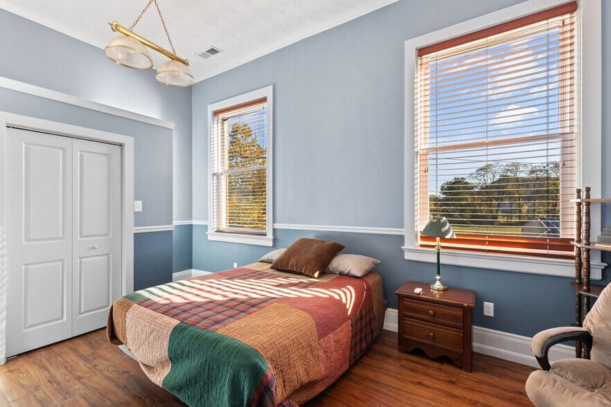 More Photos Of 2200 Union St, Bellaire Warehouse For Sale