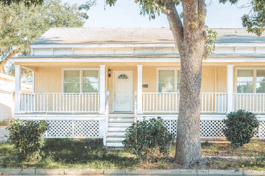 More Photos Of 14 W 43rd St, Savannah General Retail For Lease