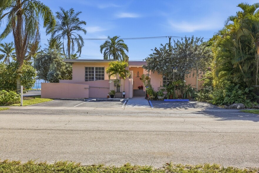 Primary Photo Of 980 NE 126th St, North Miami Medical For Lease