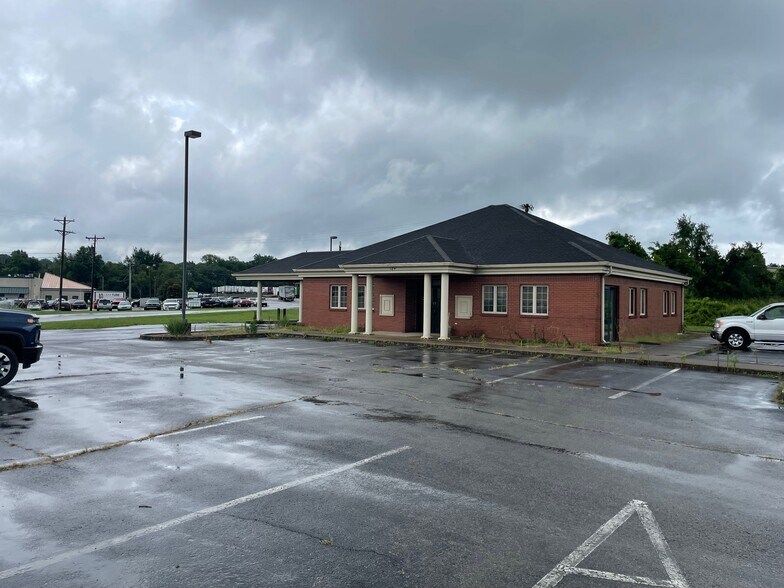 More Photos Of 184 Stone Container Dr, Clarksville Bank For Lease