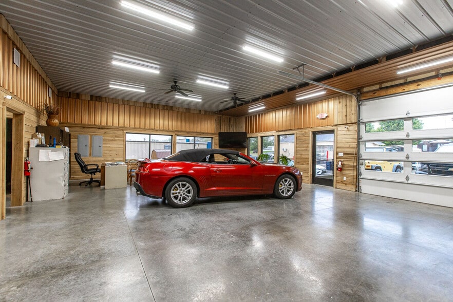 More Photos Of 784 S 4th St, Danville Showroom For Sale