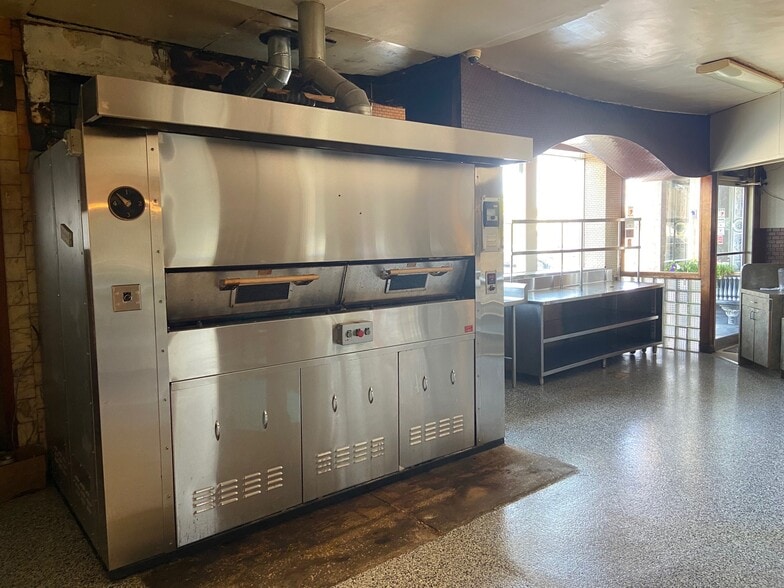 More Photos Of 815 W College Ave, Appleton Restaurant For Lease