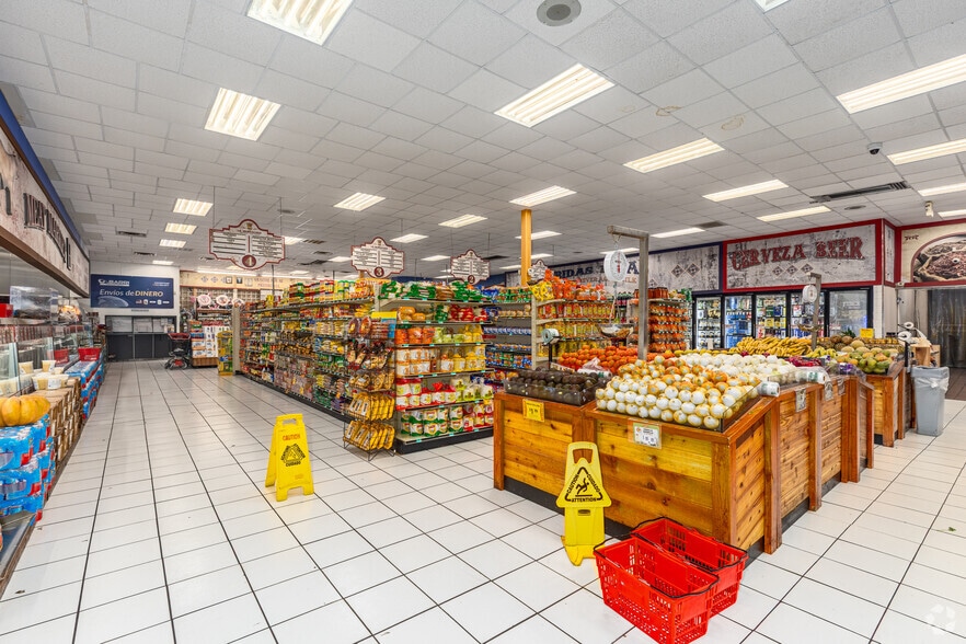 More Photos Of 2420 N Fitzhugh Ave, Dallas Supermarket For Lease