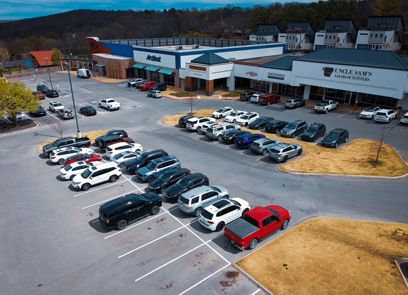 More Photos Of 1320-1554 N College Ave, Fayetteville Unknown For Lease