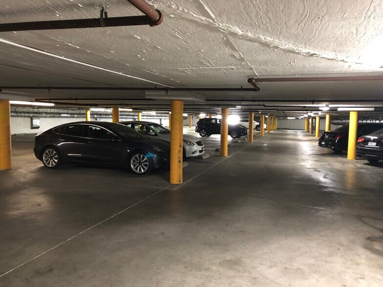 More Photos Of 18607 Ventura Blvd, Tarzana General Retail For Lease