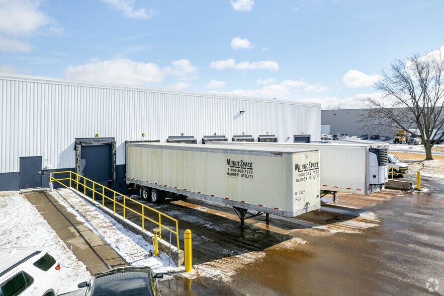 More Photos Of 1007 S 12th St, Watertown Warehouse For Lease