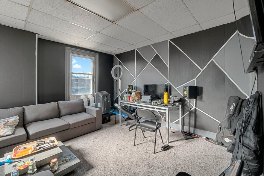 More Photos Of 2112 N Charles St, Baltimore Office For Sale