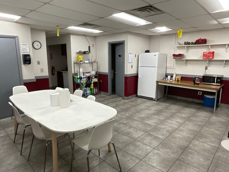 More Photos Of 207 W Hampton Ave, Capitol Heights Warehouse For Lease