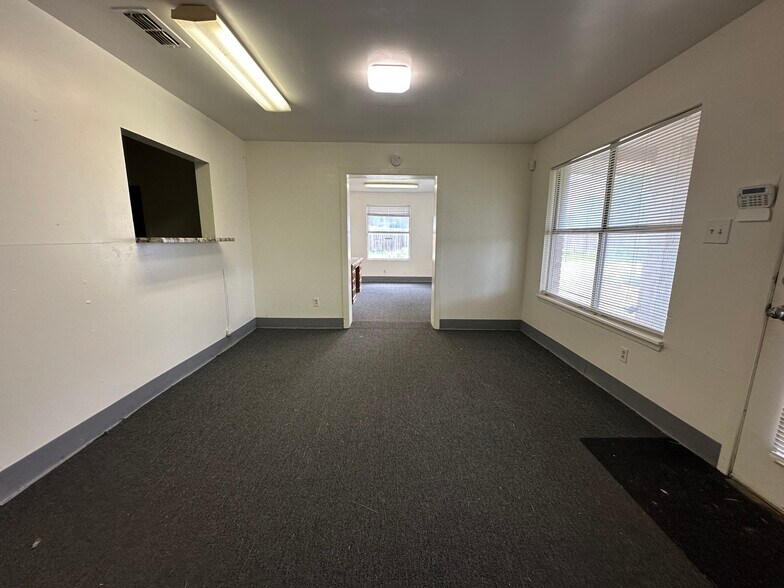 More Photos Of 6628 Crestway Dr, San Antonio Flex For Sale