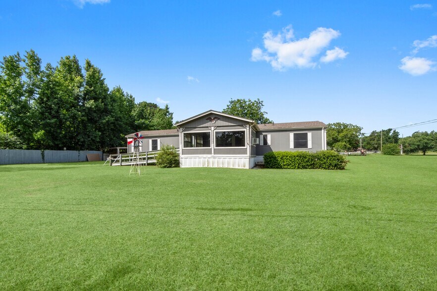 More Photos Of 3318 SH-146S, Livingston Mixed Retail For Sale