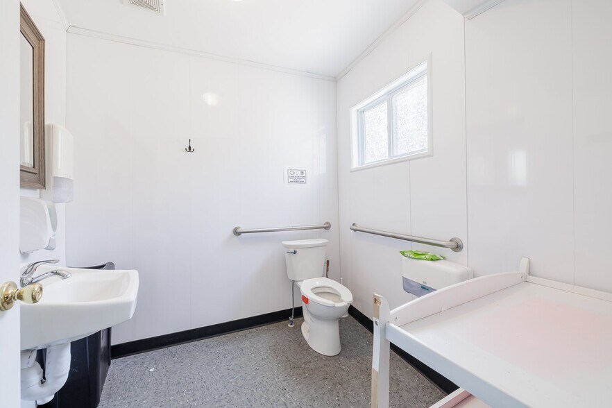 More Photos Of 8106 W Port Bay Rd, Wolcott Marina For Sale