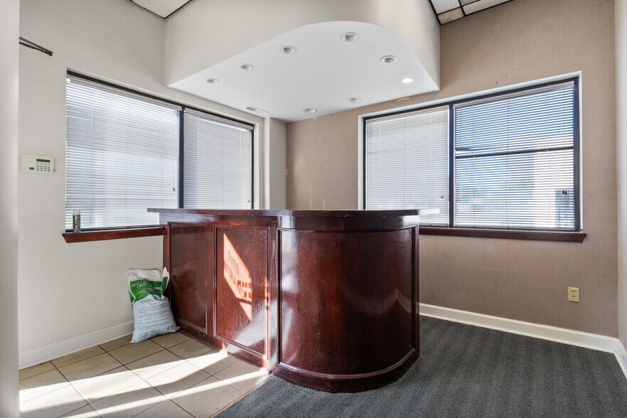 More Photos Of 1119-1123 Merriam Ln, Kansas City Office For Sale