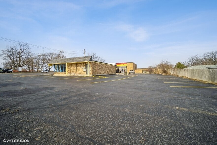 More Photos Of 1124 N Milwaukee Ave, Libertyville General Retail For Lease