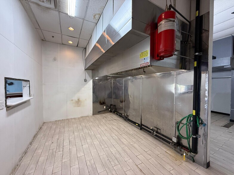 More Photos Of 8602 McPherson Rd, Laredo Storefront For Lease