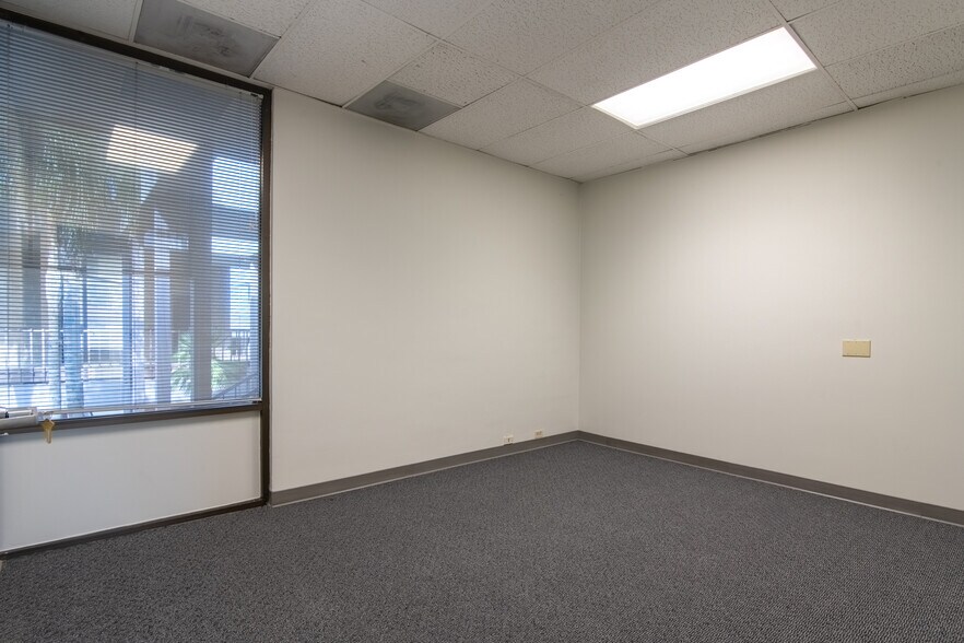 More Photos Of 5405 Stockdale Hwy, Bakersfield Office For Lease