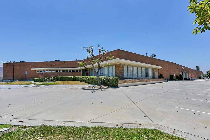 More Photos Of 5300 Harbor St, Commerce Warehouse For Lease