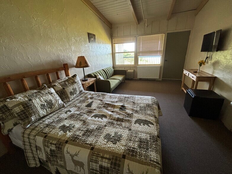 More Photos Of 501-550 Quadna Rd, Hill City Hotel For Sale