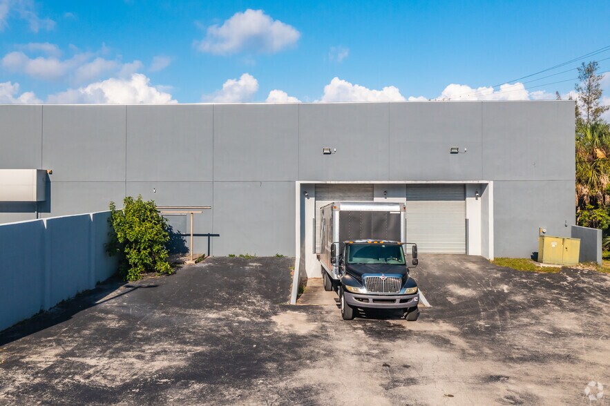 More Photos Of 300 Oakwood Ln, Hollywood Flex For Sale