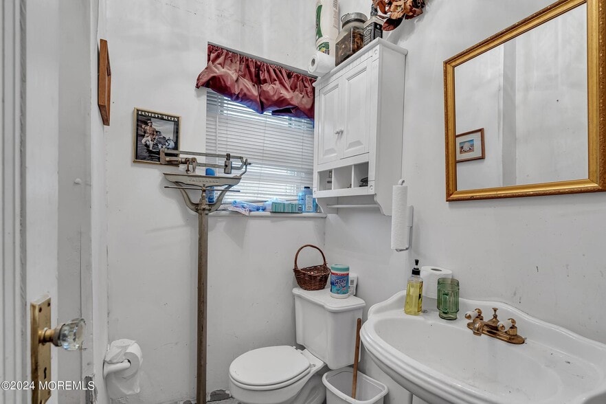 More Photos Of 119 William St, Belleville Showroom For Sale