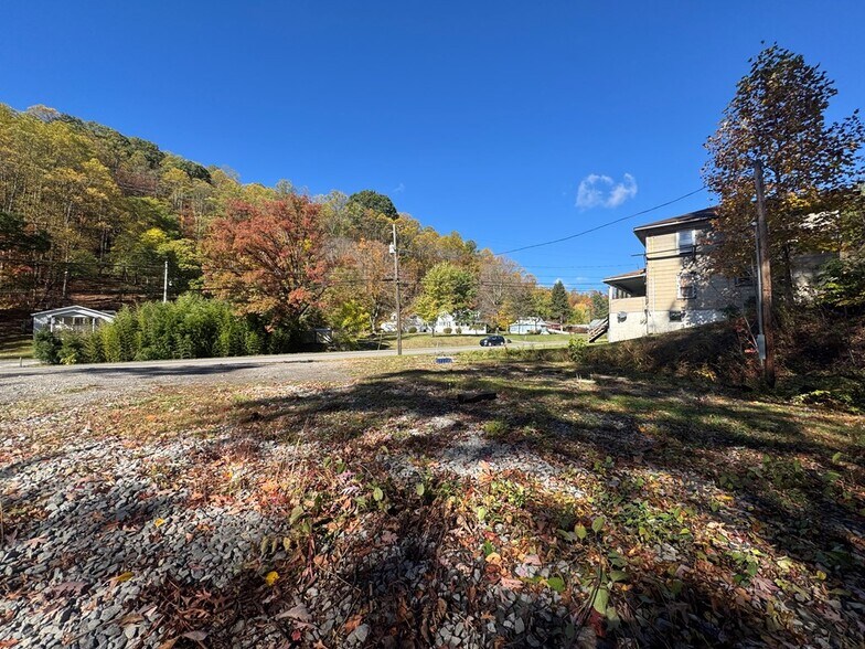 More Photos Of RT 16/ Near Sophia - 330 Robert C Byrd dr, Sophia Land For Lease