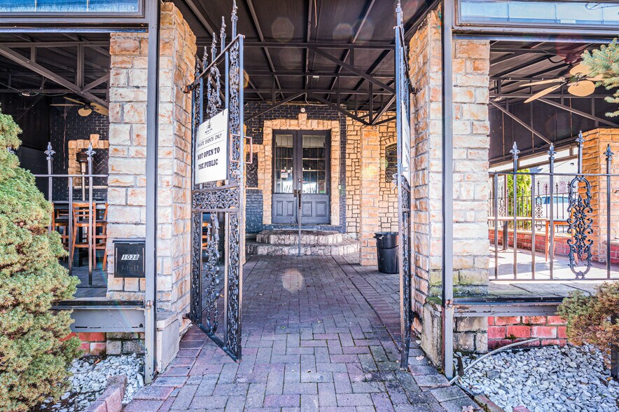 More Photos Of 1026-1038 Chestnut St, Bowling Green Restaurant For Sale