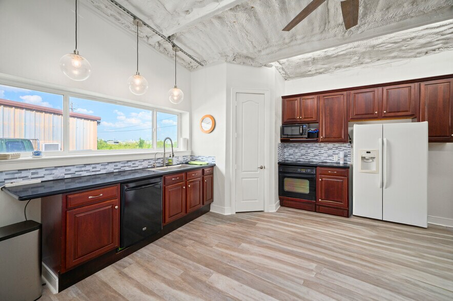 More Photos Of 5519 W Arcola Airport, Arcola Airplane Hangar For Sale